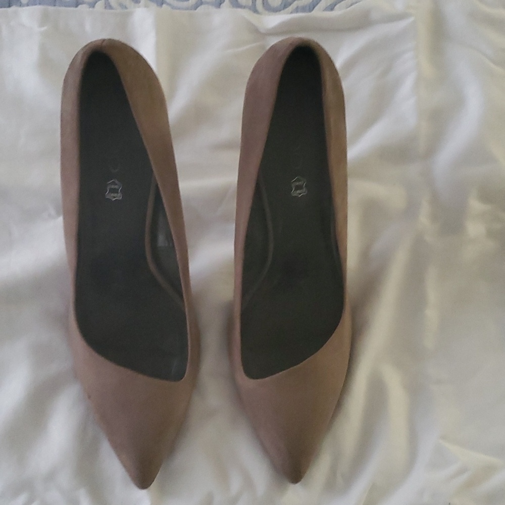Tan/ Nude Heels